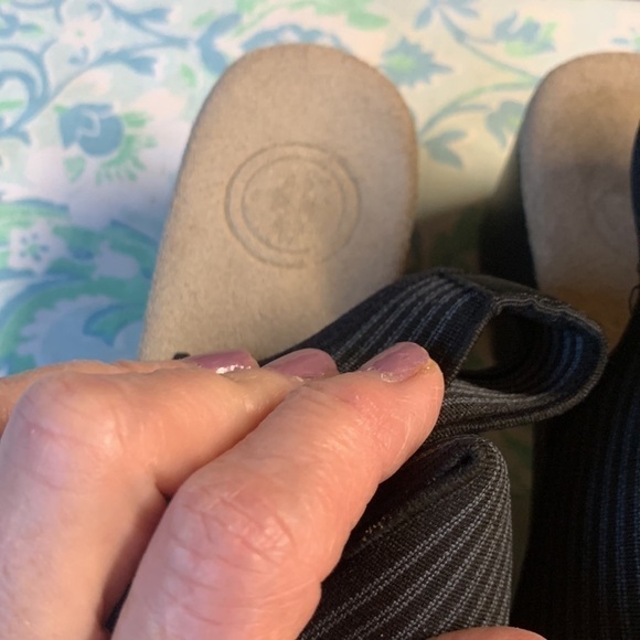 Black elasticized lug sole sandal size 6 pinstripe EUC suede footbed - Picture 7 of 7